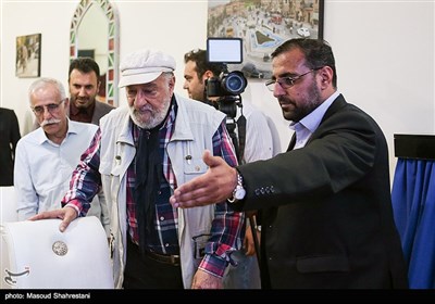  داریوش ارجمند در مراسم رونمایی از سردیس‌های هنرمندان در شهرک سینمایی ایران