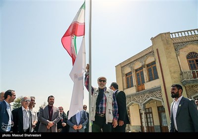به اهتزار در آمدن پرچم ایران توسط داریوش ارجمند در در شهرک سینمایی ایران