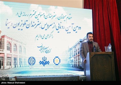 سخنرانی مهرداد عظیمی مدیر مرکز تولید و فنی سیما در مراسم رونمایی از سردیس‌های هنرمندان در شهرک سینمایی ایران