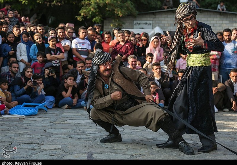 یزد| تئاتر خیابانی فاصله مردم با هنرهای نمایشی را کم می‌کند