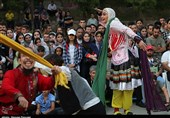 پانزدهمین جشنواره تئاتر خیابانی مریوان|جشنواره با استقبال پرشور مردم کلید خورد؛ «جان من ایران من» به اجرا درآمد