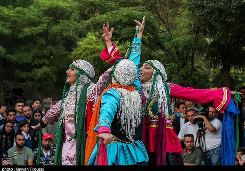 پانزدهمین جشنواره تئاتر خیابانی مریوان| آداب و رسوم محلی گیلان بازگو شد