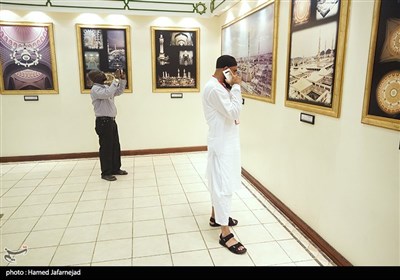 بازدید زائران حرم نبوی و حجاج بیت الله الحرام از نمایشگاه عکس های قدیمی مکه و مسجدالنبی در موزه مکه
