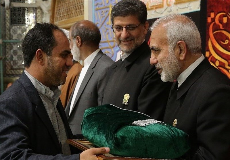 اهدای پرچم عزای حسینی به هیئت‌های مذهبی سراسر کشور در حرم مطهر رضوی