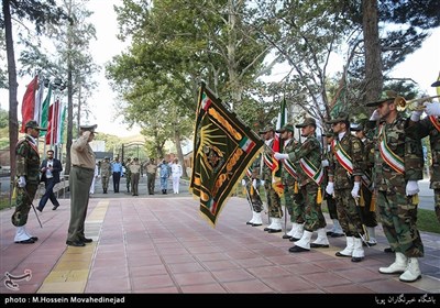 ادای احترام امیر سرتیپ محمدحسین دادرس جانشین فرمانده کل ارتش به پرچم مقدس جمهوری اسلامی