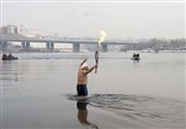 دارنده رکورد جهانی شنا در آب‌های سرد غرق شد!