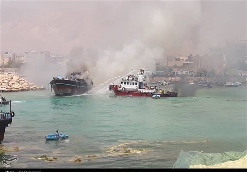 بوشهر| 3 شناور در اسکله صیادی عسلویه در آتش سوخت