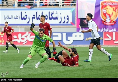 دیدار تیم‌های فوتبال شهر خودرو و شاهین بوشهر - مشهد