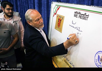 رونمایی از تمر میز خدمت دولت نوسط سید یحیی رحیم‌صفوی در حاشیه نماز جمعه تهران