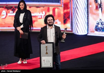 اهدای تندیس بهترین فیلمبرداری بیست و یکمین جشن خانه سینما به هومن بهمنش برای فیلم "سرخپوست"