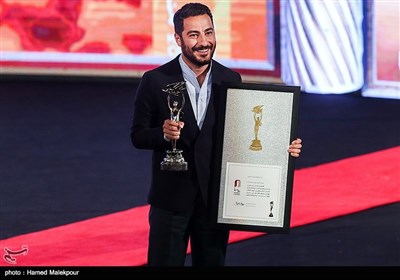اهدای تندیس بهترین بازیگر مرد بیست و یکمین جشن خانه سینما به نوید محمدزاده برای فیلم "سرخپوست"