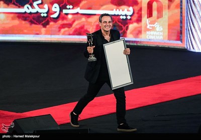 اهدای تندیس بهترین طراحی صحنه بیست و یکمین جشن خانه سینما به کیوان مقدم برای فیلم "غلامرضا تختی"