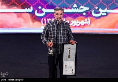 اهدای تندیس بهترین طراحی لباس بیست و یکمین جشن خانه سینما به محمدرضا شجاعی برای فیلم "شبی که ماه کامل شد"