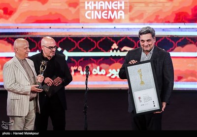 اهدای تندیس بهترین فیلم مستند بلند بیست و یکمین جشن خانه سینما به پیروز حناچی تهیه‌کننده فیلم "زمستان است"