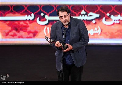 اهدای تندیس بهترین فیلمنامه بیست و یکمین جشن خانه سینما به محسن امیریوسفی برای فیلم "آشغال‌های دوست داشتنی"