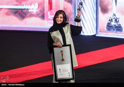 اهدای تندیس بهترین بازیگر زن بیست و یکمین جشن خانه سینما به سارا بهرامی برای فیلم "دارکوب"