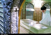 غبارروبی مضجع مطهر حضرت امام رضا (ع) با حضور رهبر معظم انقلابتصویر