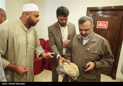 رسیدگی علیرضا رشیدیان رییس سازمان حج و زیارت به اعتراض یکی از حجاج نسبت به سفت بودن نان