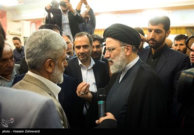 گفت و گوی حجت الاسلام ابراهیم رئیسی، رئیس قوه قضائیه با پدر شهید احمدی روشن در پایان دیدار جانبازان و خانواده های شهدای ترور با رئیس قوه قضائیه