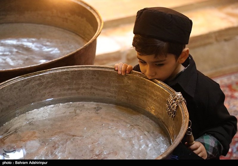 آیین طشت‌گذاری به یاد لبان تشنه و مهربانی‌های امام حسین(ع) در اردبیل برگزار شد + عکس و فیلم