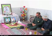 فرمانده سپاه کردستان با خانواده شهید «محسن غلامی» دیدار کرد