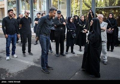 مادر مرحوم مهدی شادمانی و عادل فردوسی پور در مراسم تشییع پیکرمرحوم مهدی شادمانی