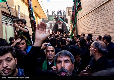 همزمان با عصر نخستین روز ماه محرم بر اساس یک سنت تاریخی که قدمت آن به پنج قرن می‌رسد، هیات‌های مذهبی با همراهی مردم نخل را از حسینیه بزرگ 14 معصوم با شکوه خاصی به حسینیه بزرگ فیروز آباد می برند.