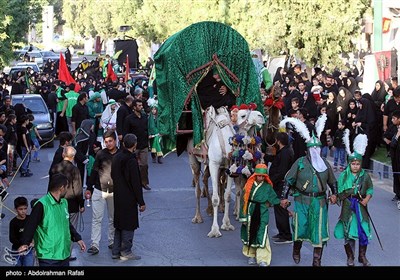 همزمان با دومین روز از ماه محرم، مراسم نمادین ورود کاروان امام حسین(ع) به صحرای کربلا در شهر مریانج برگزار شد.