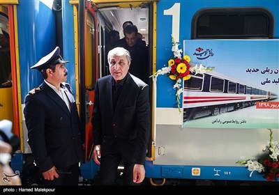 محمد اسلامی وزیر راه و شهرسازی در مراسم بهره‌برداری از 213 دستگاه ناوگان ریلی جدید ساخت داخل