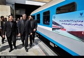محمد اسلامی وزیر راه و شهرسازی در مراسم بهره‌برداری از 213 دستگاه ناوگان ریلی جدید ساخت داخل