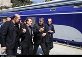 محمد اسلامی وزیر راه و شهرسازی و سعید رسولی مدیرعامل راه آهن در مراسم بهره‌برداری از 213 دستگاه ناوگان ریلی جدید ساخت داخل