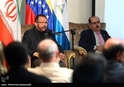 کارلوس آنتونیو آلکالا کوردونس سفیر ونزوئلا در نشست تریبون ضد امپریالیسم در راستای پویش ترامپ دیگر نه در سفارت ونزوئلا