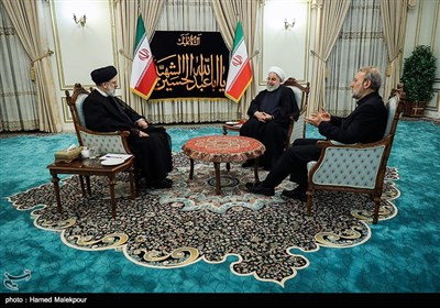 علی لاریجانی رئیس مجلس شورای اسلامی، حجت‌الاسلام حسن روحانی رئیس جمهور و حجت‌الاسلام سیدابراهیم رئیسی رئیس قوه قضاییه در جلسه مشترک سران قوا