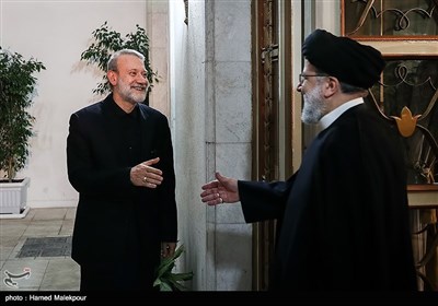 استقبال حجت‌الاسلام سیدابراهیم رئیسی رئیس قوه قضاییه از علی لاریجانی رئیس مجلس شورای اسلامی