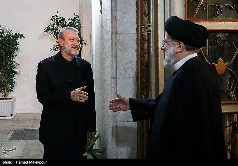 استقبال حجت‌الاسلام سیدابراهیم رئیسی رئیس قوه قضاییه از علی لاریجانی رئیس مجلس شورای اسلامی
