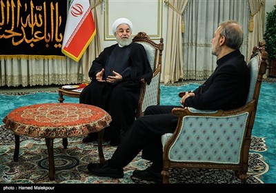 علی لاریجانی رئیس مجلس شورای اسلامی و حجت‌الاسلام حسن روحانی رئیس جمهور در جلسه مشترک سران قوا
