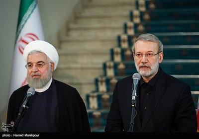 علی لاریجانی رئیس مجلس شورای اسلامی و حجت‌الاسلام حسن روحانی رئیس جمهور در کنفرانس خبری مشترک سران قوا