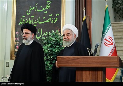 حجت‌الاسلام حسن روحانی رئیس جمهور و حجت‌الاسلام سیدابراهیم رئیسی رئیس قوه قضاییه در پایان کنفرانس خبری مشترک سران قوا