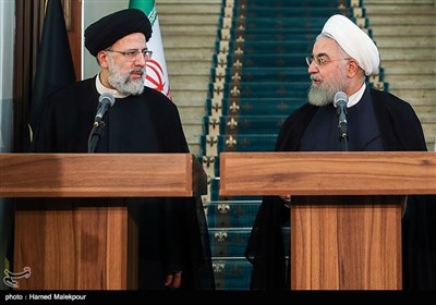 حجت‌الاسلام حسن روحانی رئیس جمهور و حجت‌الاسلام سیدابراهیم رئیسی رئیس قوه قضاییه در کنفرانس خبری مشترک سران قوا