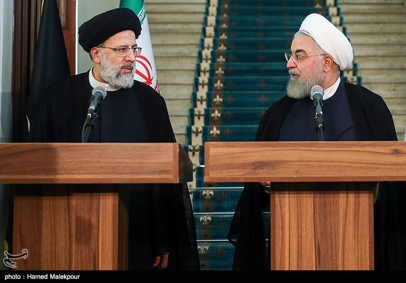 حجت‌الاسلام حسن روحانی رئیس جمهور و حجت‌الاسلام سیدابراهیم رئیسی رئیس قوه قضاییه در کنفرانس خبری مشترک سران قوا