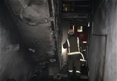 تهران| پرتاب دختر بچه سه‌ساله از پنجره طبقه دوم برای نجات از آتش! + تصاویر