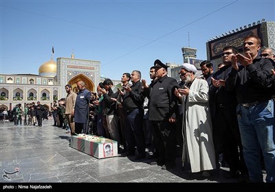 پیکرشهید محسن مهاجر قوچانی در صحن آزادی بارگاه امام هشتم(ع) بر روی دستان هزاران زائر و مجاور بارگاه منور رضوی و فرماندهان نظامی و انتظامی تشییع و بعد از اقامه نماز میت و طواف در حرم مطهر رضوی برای خاکسپاری به گلزار شهدای بهشت رضا(ع) منتقل شد.