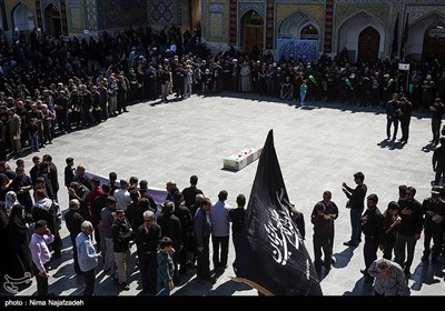 پیکرشهید محسن مهاجر قوچانی در صحن آزادی بارگاه امام هشتم(ع) بر روی دستان هزاران زائر و مجاور بارگاه منور رضوی و فرماندهان نظامی و انتظامی تشییع و بعد از اقامه نماز میت و طواف در حرم مطهر رضوی برای خاکسپاری به گلزار شهدای بهشت رضا(ع) منتقل شد.