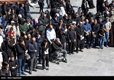 پیکرشهید محسن مهاجر قوچانی در صحن آزادی بارگاه امام هشتم(ع) بر روی دستان هزاران زائر و مجاور بارگاه منور رضوی و فرماندهان نظامی و انتظامی تشییع و بعد از اقامه نماز میت و طواف در حرم مطهر رضوی برای خاکسپاری به گلزار شهدای بهشت رضا(ع) منتقل شد.