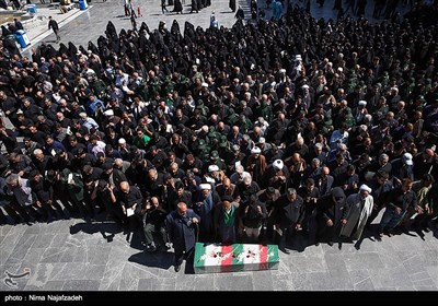 پیکرشهید محسن مهاجر قوچانی در صحن آزادی بارگاه امام هشتم(ع) بر روی دستان هزاران زائر و مجاور بارگاه منور رضوی و فرماندهان نظامی و انتظامی تشییع و بعد از اقامه نماز میت و طواف در حرم مطهر رضوی برای خاکسپاری به گلزار شهدای بهشت رضا(ع) منتقل شد.