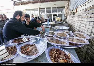 آیین سنتی توزیع نذری در روستای اراضی-اصفهان