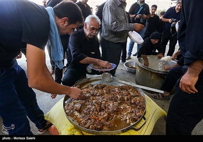 آیین سنتی توزیع نذری در روستای اراضی-اصفهان