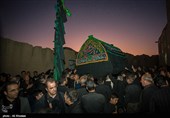 آیین سنتی عزاداری زار خاک عصر تاسوعای حسینی در قلعه تاریخی روستای قورتان از توابع استان اصفهان