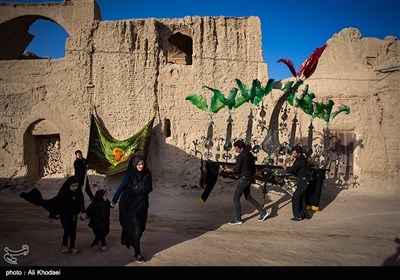 آیین سنتی عزاداری زار خاک عصر تاسوعای حسینی در قلعه تاریخی روستای قورتان از توابع استان اصفهان 