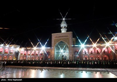 در این مراسم جمع کثیری از خدام و زائران و مجاوران بارگاه منور رضوی حضور داشته و مراسم خطبه‌خوانی شب عاشورا را برگزار کردند.